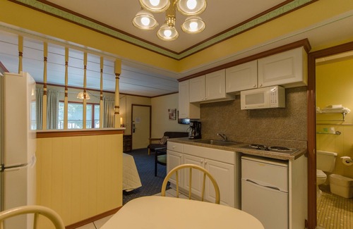 Cape May Court House Hotel | Relaxing Getaway at Hyland Motor Inn with Pool & Spa