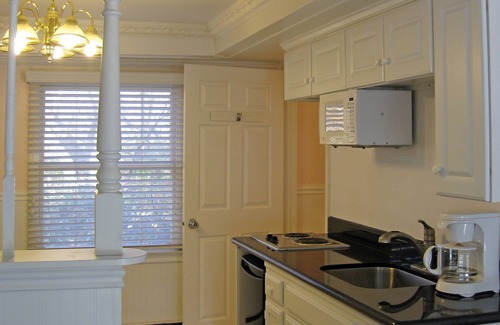 Cape May Court House Hotel | Relaxing Getaway at Hyland Motor Inn with Pool & Spa