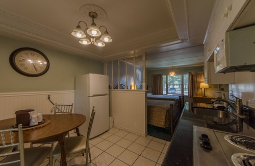 Cape May Court House Hotel | Relaxing Getaway at Hyland Motor Inn with Pool & Spa