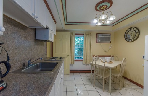 Cape May Court House Hotel | Relaxing Getaway at Hyland Motor Inn with Pool & Spa