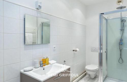 Enclos Apartment | Hypolite 1: Cozy Flat Just Steps from the Port of Honfleur