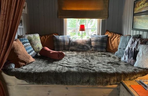 Holtalen Cabin | Scenic HyttePerle ved Øyongen: Ocean View & Hot Tub