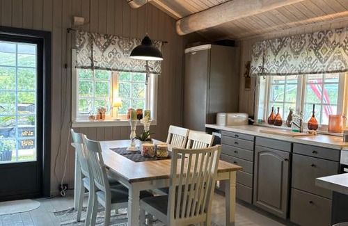 Holtalen Cabin | Scenic HyttePerle ved Øyongen: Ocean View & Hot Tub
