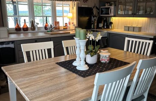 Holtalen Cabin | Scenic HyttePerle ved Øyongen: Ocean View & Hot Tub
