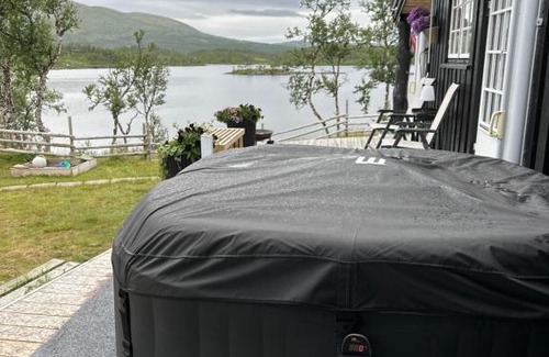 Holtalen Cabin | Scenic HyttePerle ved Øyongen: Ocean View & Hot Tub