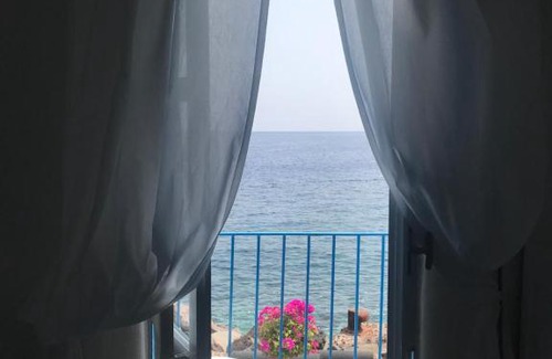 Stimpagnato House | Experience Oceanfront Bliss at I 5 PASSI - Rated 8/10