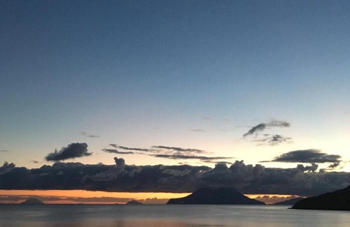 Stimpagnato House | Experience Oceanfront Bliss at I 5 PASSI - Rated 8/10