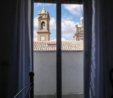 Caltagirone Apartment | Family-Friendly Oasis: I colori della Sicilia NOBLESSE