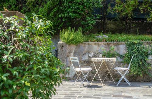 Como Apartment | Idyllic Lake View Penthouse with Hot Tub & Pet-Friendly Perks
