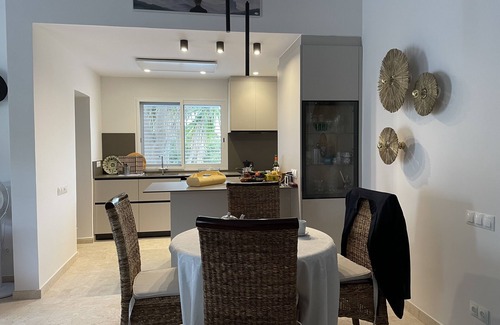 Cullera House | Beachfront Bliss: 10/10 Rated with Spa and Ocean Views