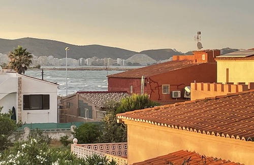 Cullera House | Beachfront Bliss: 10/10 Rated with Spa and Ocean Views