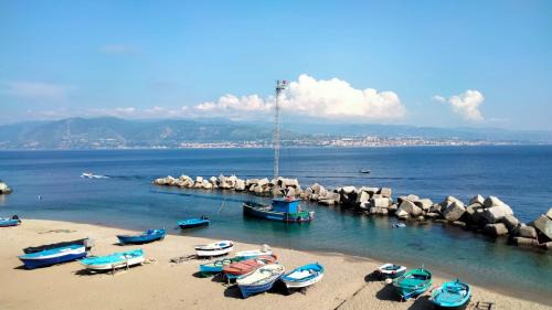 Ganzirri Apartment | Pet-Friendly I Mancuso: Oceanfront Bliss with Top Ratings