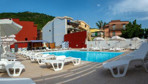 Castel San Giorgio Bed & Breakfast | Cozy I Milord 2: Oceanfront Retreat with Pool & Hot Tub