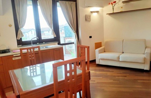 Brebbia Apartment | Relax at I Quattro Laghi Casa delle Rose with Lake Views