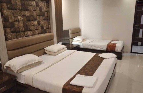 Kamalapur Hotel | Budget-Friendly i-Roomz Pratap Residency with Breakfast