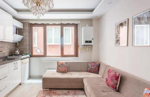 Sisli Apartment | Central İstanbul Escape Near Cevahir AVM - 4-Star Comfort