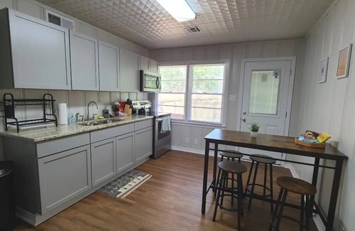Temple House | Pet-Friendly I35 GEN Bruce with Fenced Yard Near Scott and White