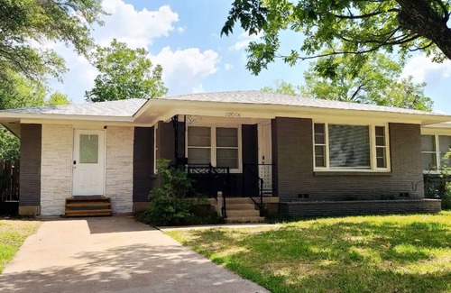 Temple House | Pet-Friendly I35 GEN Bruce with Fenced Yard Near Scott and White