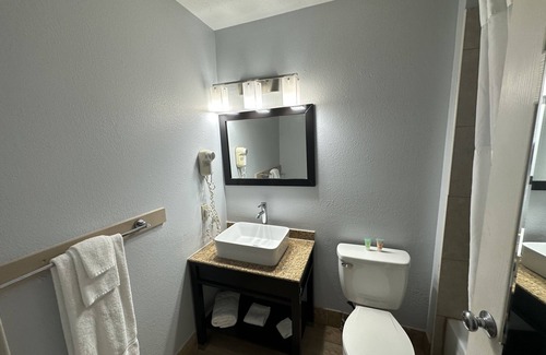 Scottsburg Hotel | Explore I65 Studio Suites: Family-Friendly with Pool & Spa
