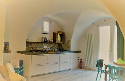 Calice Ligure Apartment | Experience Ancient House of Song - Iara with Spa & Kitchen