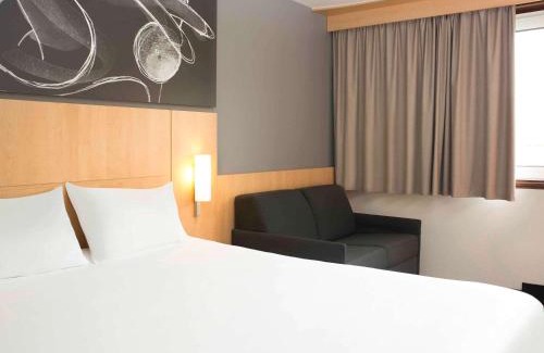 Thielle-Wavre Hotel | Oceanfront Comfort at ibis 3 Lacs Neuchâtel