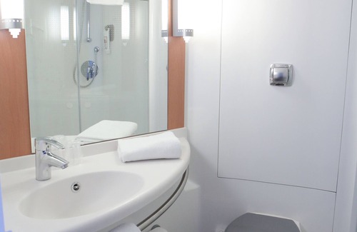 Albert Hotel | Inviting Ibis Albert Pays de Somme with Family-Friendly Amenities