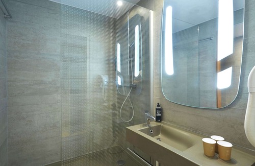 Ambilly Hotel | Comfortable ibis Annemasse: Family-Friendly with Spa & Kitchen