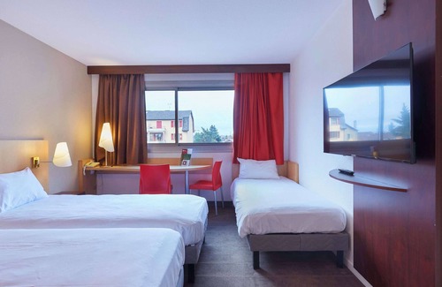 Ambilly Hotel | Comfortable ibis Annemasse: Family-Friendly with Spa & Kitchen