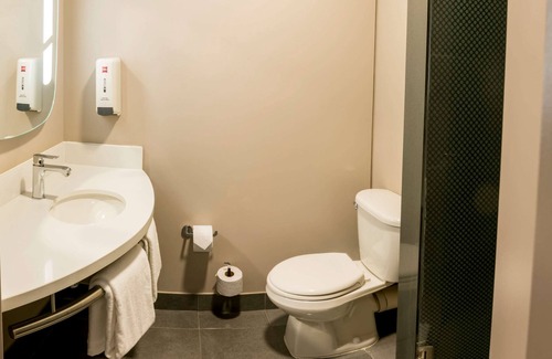 Cabo de Hornos Hotel | Highly Rated ibis Apartado: Family-Friendly with Spa Access