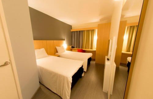 Santa Cruz Hotel | Pet-Friendly ibis Aracruz with Great Amenities & High Rating