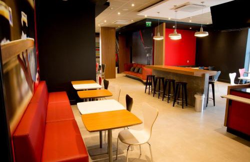 Santa Cruz Hotel | Pet-Friendly ibis Aracruz with Great Amenities & High Rating