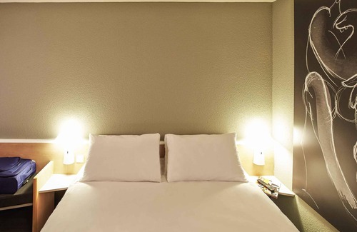 Auray Hotel | Cozy ibis Auray: Family-Friendly Stay with Breakfast Included