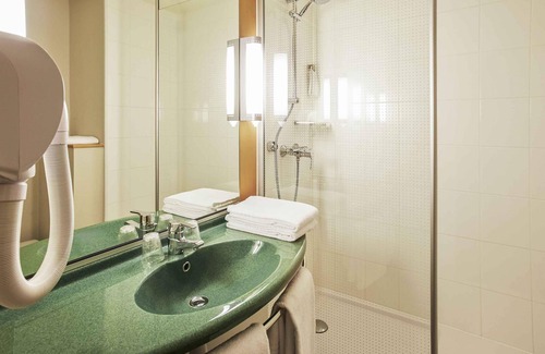 Auray Hotel | Cozy ibis Auray: Family-Friendly Stay with Breakfast Included