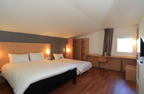 Aurillac Hotel | Relax at ibis Aurillac: Spa and Breakfast Included!