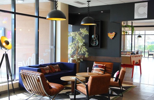 Beauvais Hotel | Welcoming ibis Beauvais Aeroport with Breakfast & Dining Options