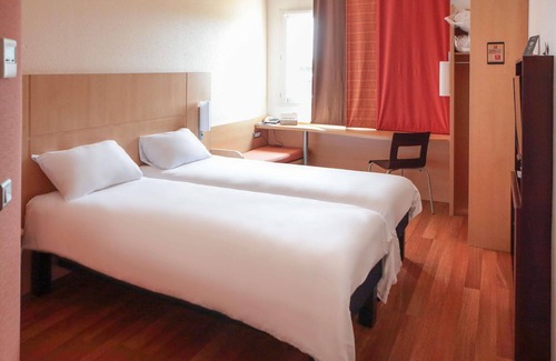 Beauvais Hotel | Welcoming ibis Beauvais Aeroport with Breakfast & Dining Options