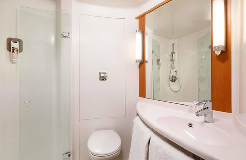 Beauvais Hotel | Welcoming ibis Beauvais Aeroport with Breakfast & Dining Options