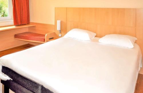 Danjoutin Hotel | Pet-Friendly ibis Belfort Danjoutin with Pool & Ocean View