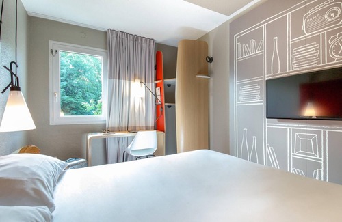 Brignoles Hotel | Inviting ibis Brignoles: Pool, Spa & Family-Friendly Stay