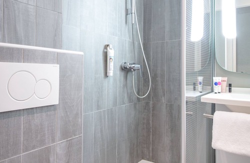Brignoles Hotel | Inviting ibis Brignoles: Pool, Spa & Family-Friendly Stay