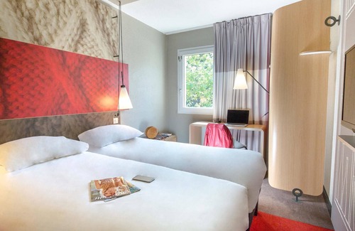 Brignoles Hotel | Inviting ibis Brignoles: Pool, Spa & Family-Friendly Stay