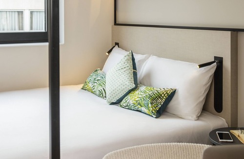Ixelles Hotel | Stylish Ibis Brussels Centre Châtelain with Spa & Breakfast