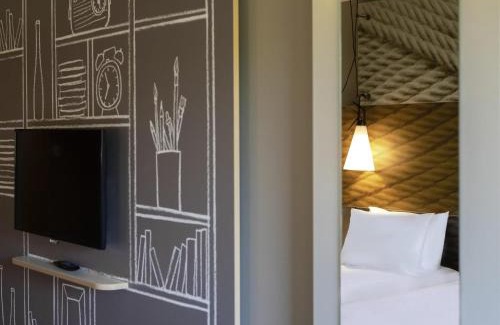 Krisztinavaros Hotel | Discover ibis Budapest Castle Hill: Pet Friendly Getaway