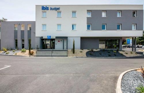 Cahors Hotel | Budget-Friendly ibis budget Cahors with Pool & Oceanfront Views