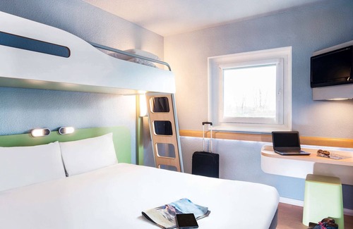Cergy Hotel | Budget-Friendly ibis budget Cergy Saint Christophe with Pool