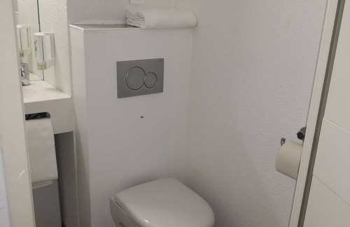 Cergy Hotel | Budget-Friendly ibis budget Cergy Saint Christophe with Pool
