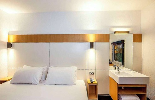 Strathfield South Hotel | Budget-Friendly Stay at ibis budget Enfield with Breakfast