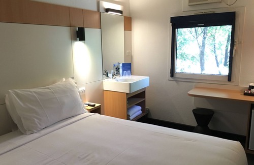 Strathfield South Hotel | Budget-Friendly Stay at ibis budget Enfield with Breakfast