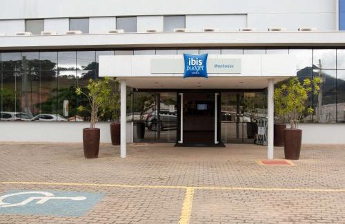 Manhuacu Hotel | Pet-Friendly ibis budget Manhuaçu with Pool & Family Amenities