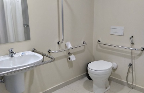 Manhuacu Hotel | Budget-Friendly Ibis Budget Manhuacu with Pool & Dining